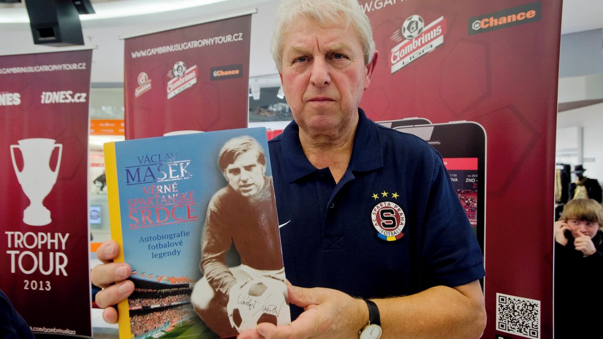 Políbil čuníka a zase dal gól. Legenda Sparty s maličkými kopačkami slaví